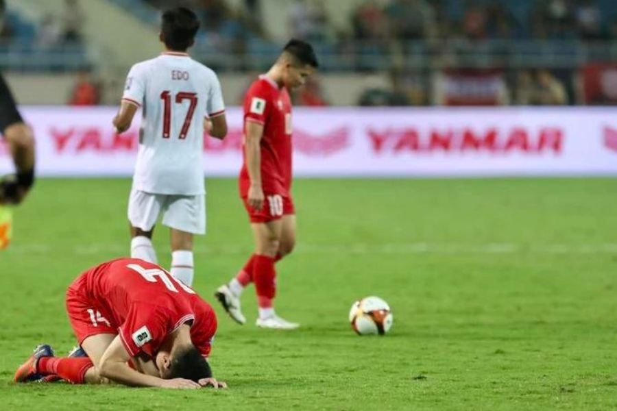 Việt Nam tụt sâu trên bảng xếp hạng FIFA sau 2 trận thua Indonesia