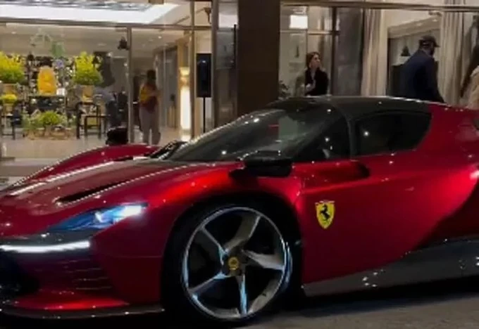 Ronaldo khoe chiếc Ferrari mới trị giá 2 triệu bảng trong bộ sưu tập siêu xe 18 triệu