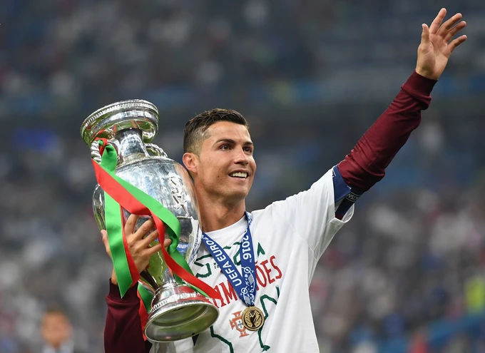 Bài phát biểu xúc động của Cristiano Ronaldo trong phòng thay đồ sau ngôi vô địch Euro 2016: Ai có thể ghét anh được?