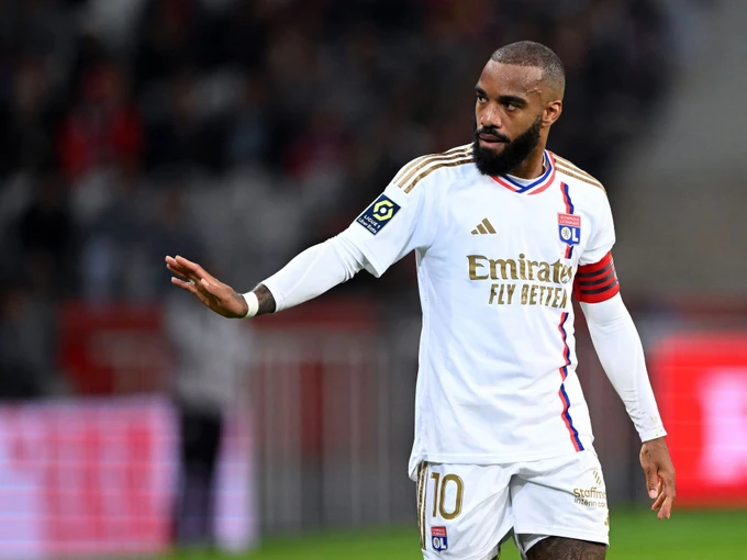 Thua đậm Rennes, Lyon vẫn rất cần Lacazette