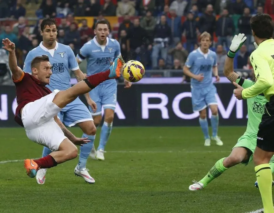 Totti để lại nhiều khoảnh khắc ấn tượng tại Derby Roma