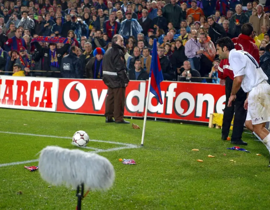 Luis Figo góp phần làm cho El Clasico thêm kinh điển tại giải bóng đá La Liga