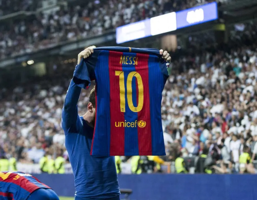 Màn phơi áo kinh điển của Messi tại El Clasico