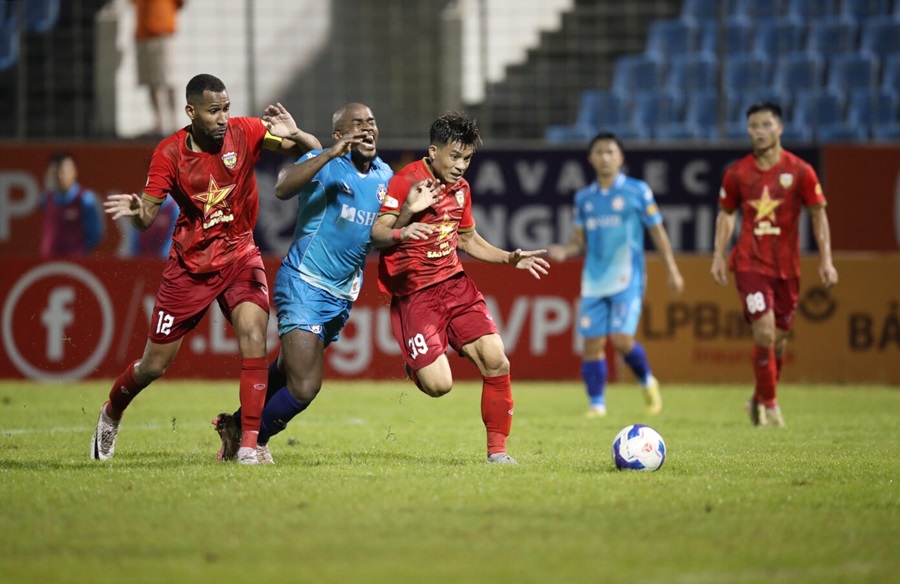 Vòng 2 V.League 1-2024/25: Bất ngờ “chiếu dưới” và điểm cộng cho VAR