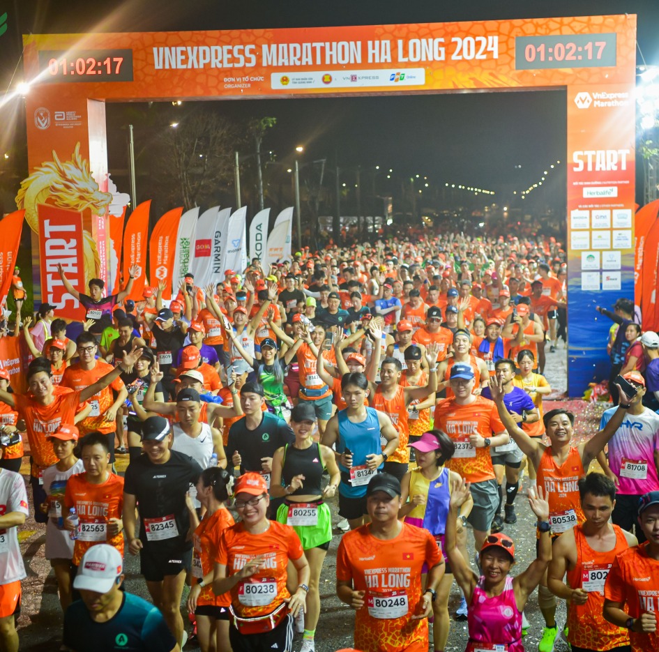 Các VĐV chuyên nghiệp trong nước và quốc tế cùng các VĐV phong trào tham gia giải VnExpress Marathon Hạ Long 2024 ở các đường chạy ngắn, trung bình và dài