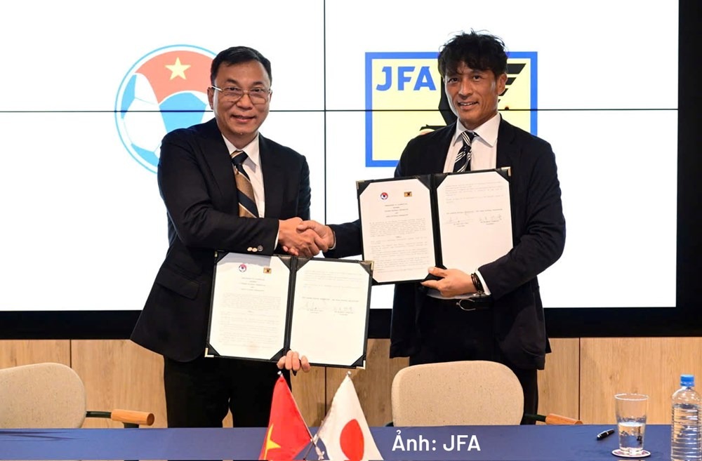 Chủ tịch VFF Trần Quốc Tuấn và Chủ tịch JFA Miyamoto Tsuneyasu tại buổi lễ