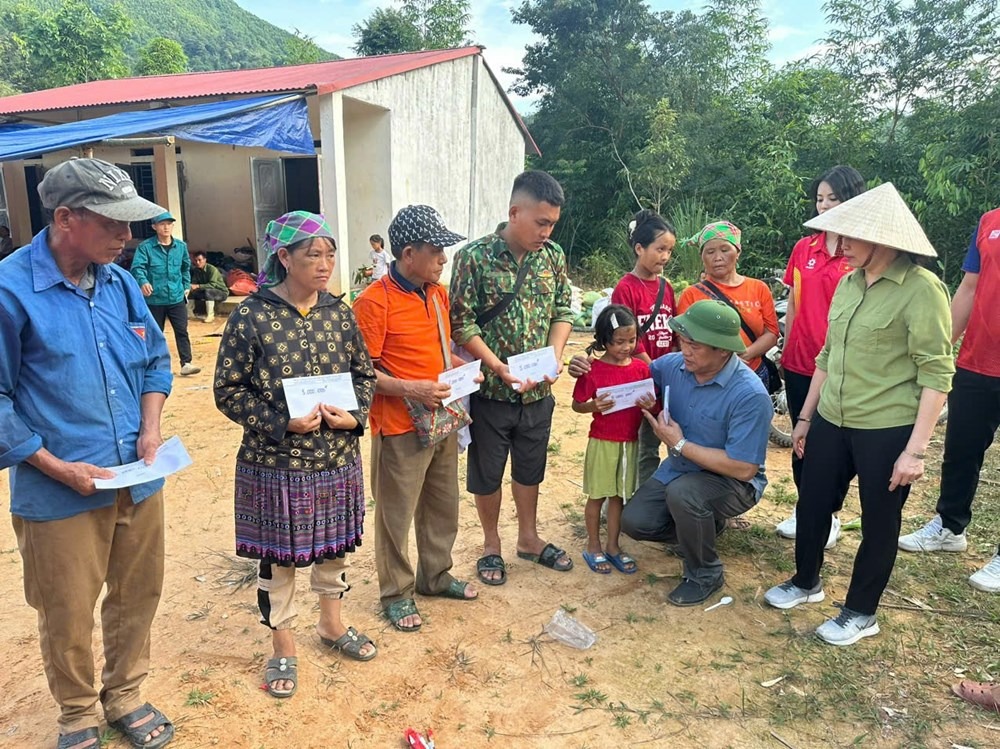 Trung tâm HLTTQG Hà Nội ủng hộ đồng bào bị bão lụt tại Lào Cai