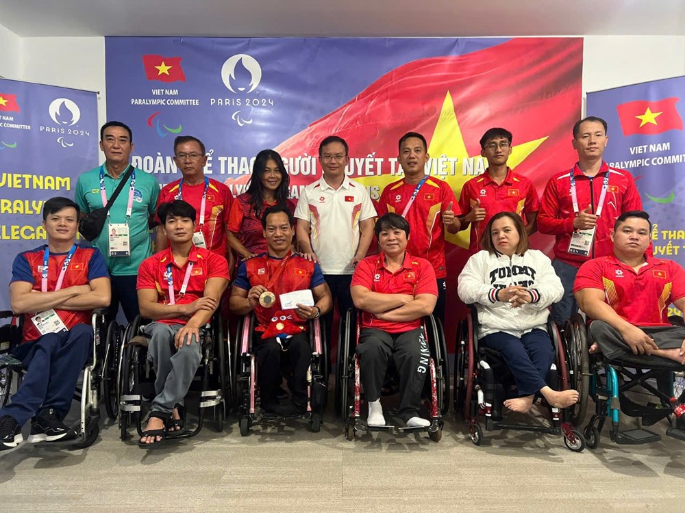 Thưởng nóng đô cử Lê Văn Công với HCĐ Paralympic