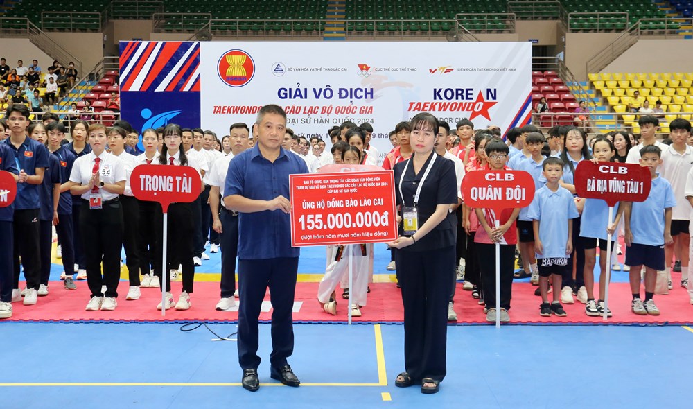 Ban tổ chức, ban trọng tài và các đoàn VĐV tại Giải Taekwondo các CLB quốc gia 2024 chung tay ủng hộ người dân Lào Cai gặp thiên tai Ảnh: KIM LONG