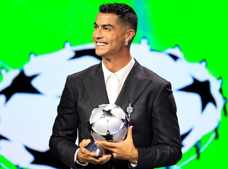 Ronaldo tiếp tục là ngôi sao bóng đá có thu nhập cao nhất thế giới.