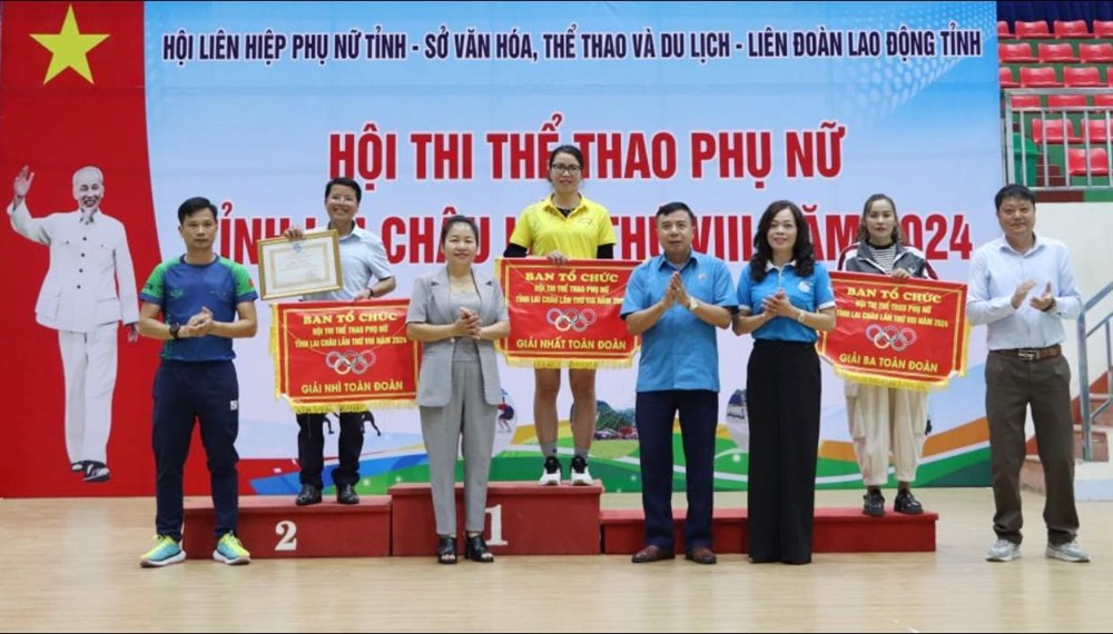 Ban tổ chức trao giải cho các đoàn đạt giải Nhất, Nhì, Ba tại hội thi
