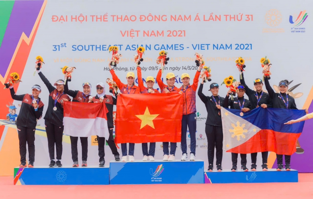 VĐV Đinh Thị Hảo (áo đỏ, ngoài cùng bên phải) cùng đồng đội nhận HCV tại SEA Games 31.