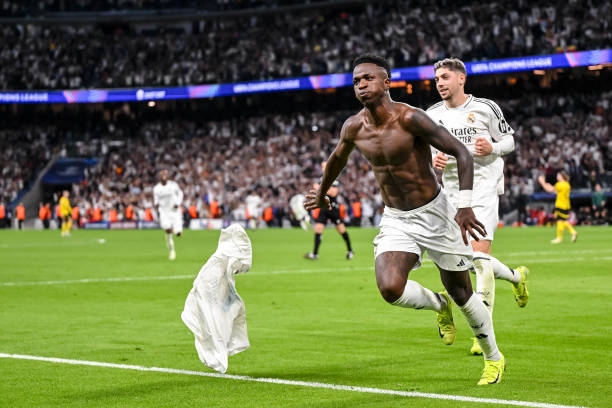 Vinicius lập hát-trick ấn tượng để giúp Real Madrid ngược dòng đánh bại Dortmund trên sân nhà Bernabeu