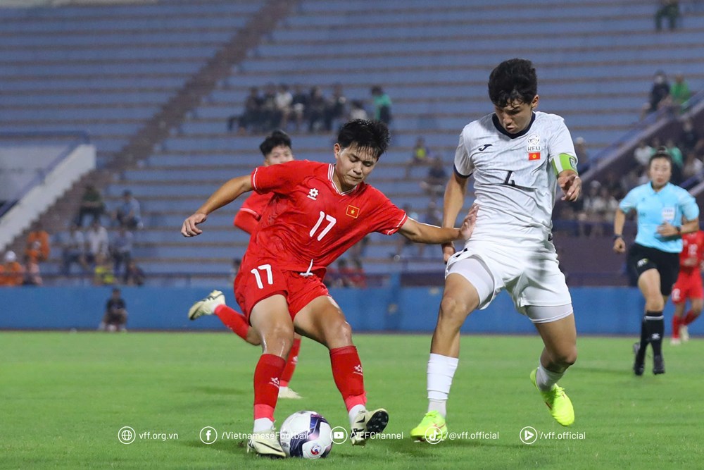 U17 Việt Nam (trái) thi đấu chủ động trước U17 Kyrgyzstan